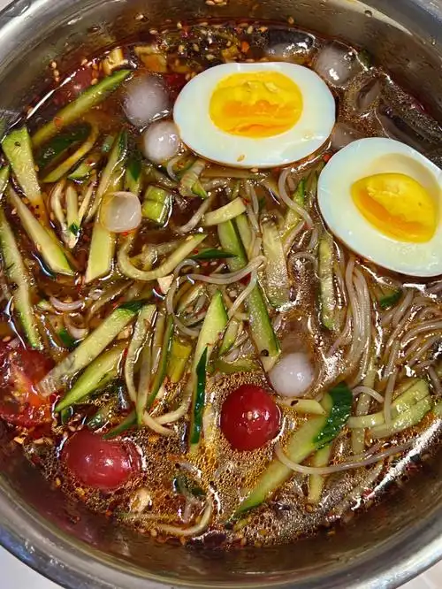 材料有限 煮鸡蛋还是有的嘻嘻看别的姐妹分享的冷面汤做法多放酱油,加