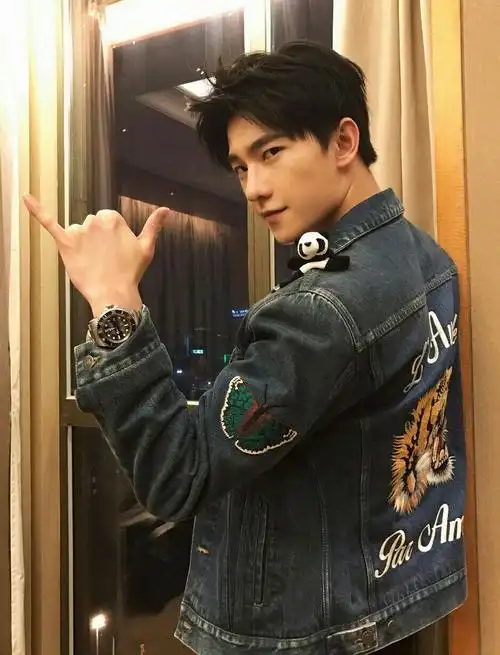 梳个三七分的发型则显得整个人更加有气场,这样的杨洋很有职场精英的