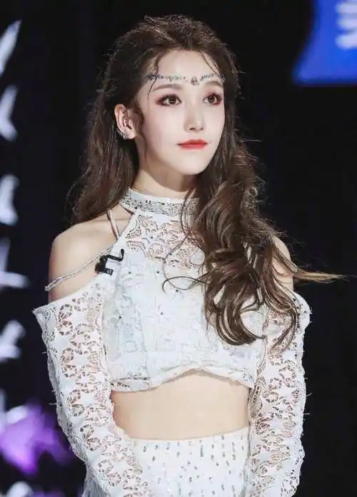 姜贞羽第二次公演造型太有气质,一袭白衣仙气飘飘,白色的裙子穿上去