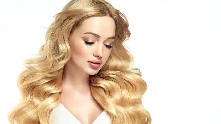 一位梳着时髦发型的漂亮女士的画像