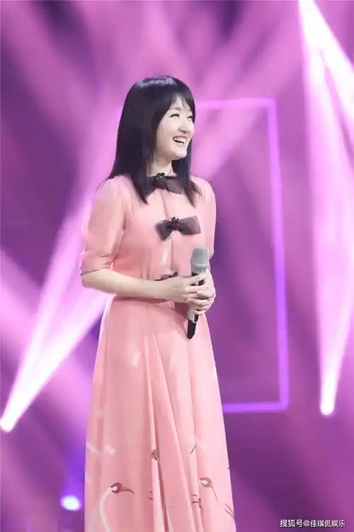 52岁杨钰莹现身被指怀孕,肚子凸起很明显,走路需搀扶还险些摔倒