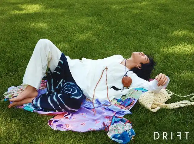 井柏然drift夏季新刊特辑大片,在草地上光脚的肆意少年