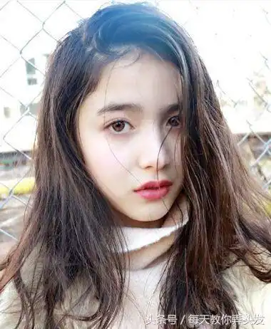 瓜子脸的人不论什么样的发型都十分的漂亮,那样的瓜子脸的女生们最