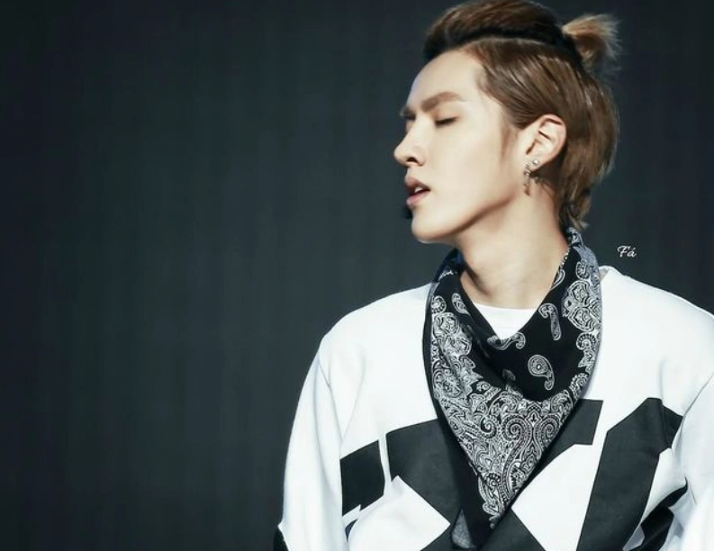 吴亦凡扎丸子头,看起来真的是很惊艳,简直帅到爆炸.