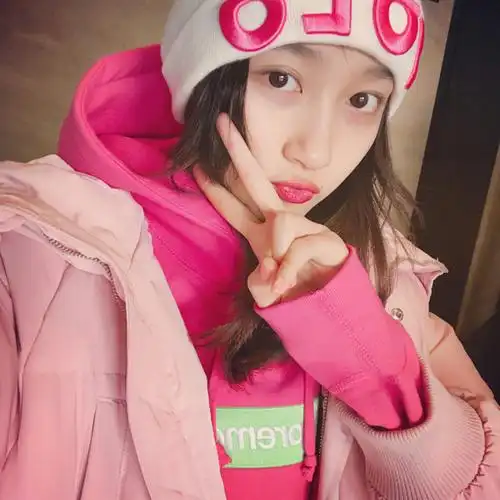 关晓彤晒照秀美颜,嘟嘴卖萌少女感十足