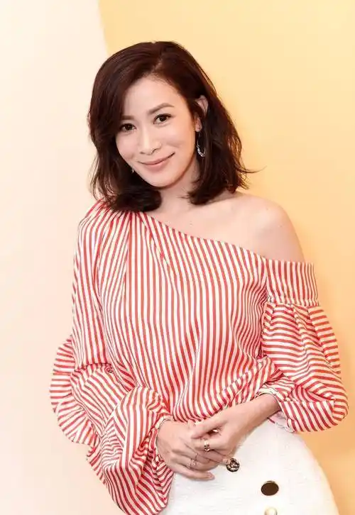 佘诗曼穿绿色短裙好美!