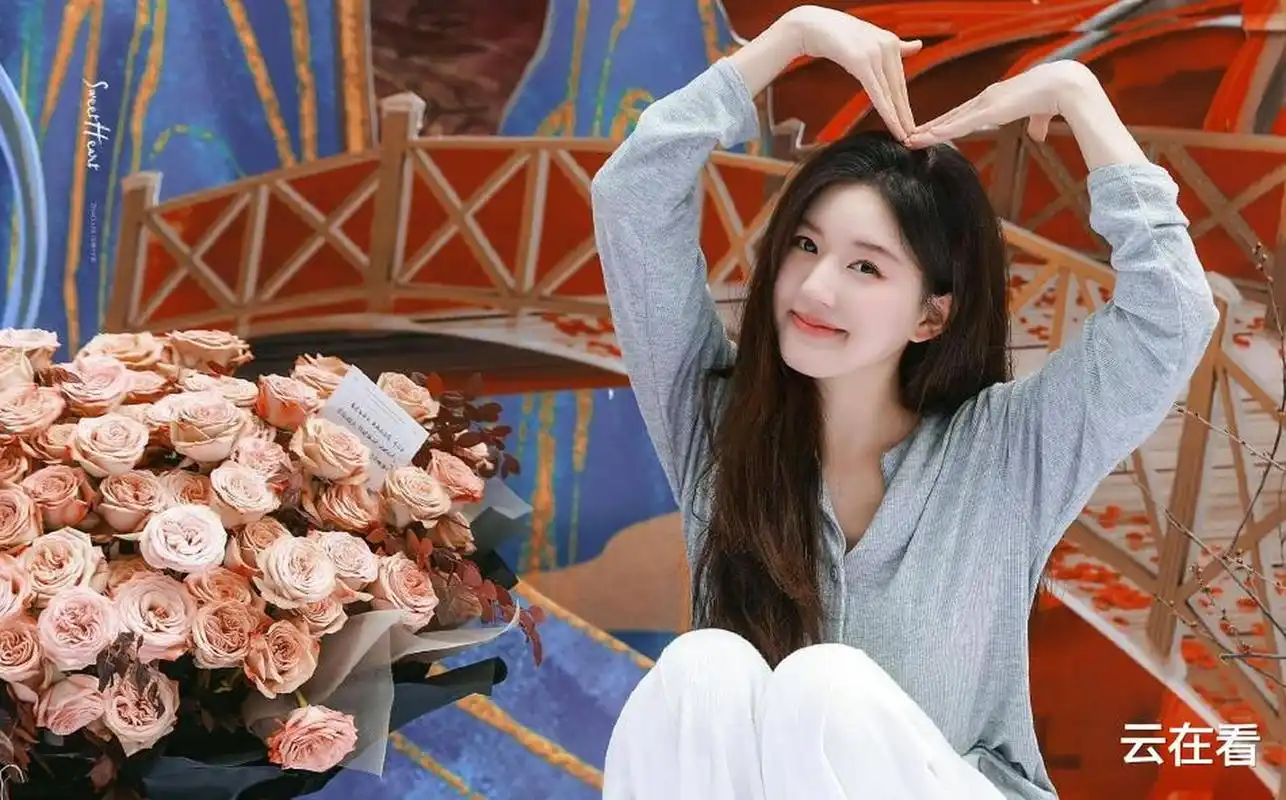 赵露思晒杀青照捧花甜笑对镜比心甜度超标