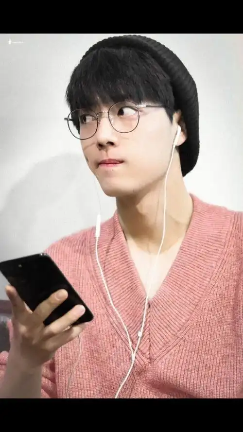 肖战#戴眼镜好斯文的样子哈哈哈