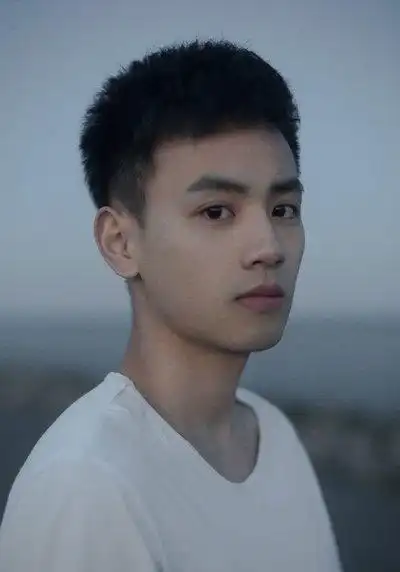 男生发型 男士短发 > 正文棕黄色的短发采用简洁的定位烫造型无疑是