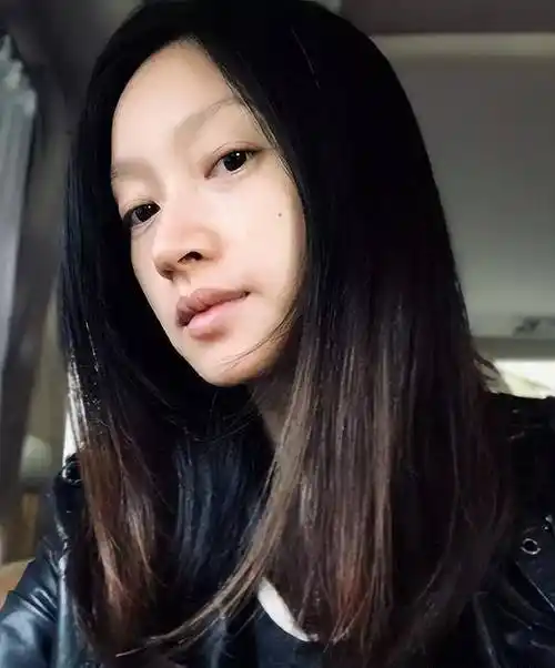 朱亚文老婆生病晒照,头顶乱发唇色苍白显憔悴,素颜状态引热议