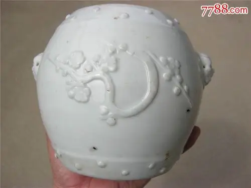 晚清民国德化窑白瓷鼓丁梅花狮耳罐