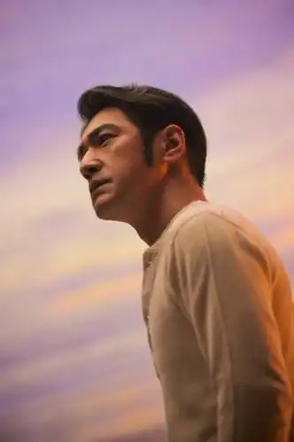 47岁金城武罕见露面,短发示人帅气依旧