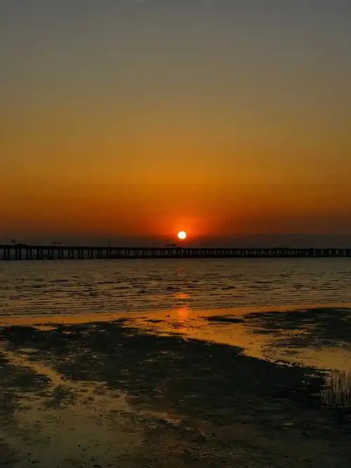 夏日的傍晚去海边看场日落吧