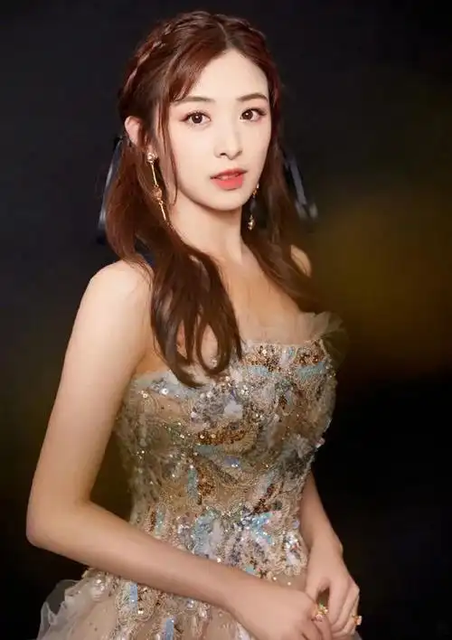 张含韵穿一袭刺绣抹胸长裙轻熟女人味十足美得不可方物