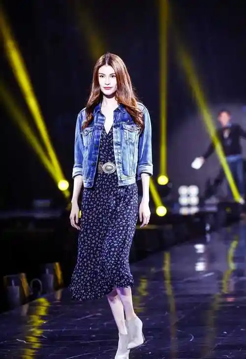 李彩桦彻底时髦了一回,长款牛仔外套配打底裤,高高丸子头太吸睛