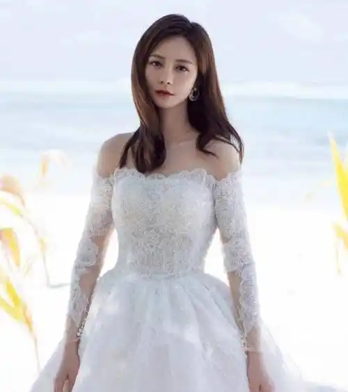 凑个数吧沈梦辰绿色上衣配长裤蝴蝶结编发造型似芭比娃娃