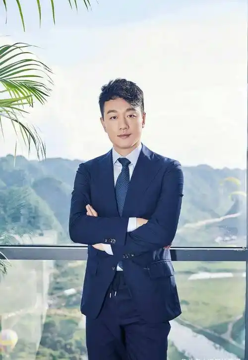 佟大为近况曝光略显憔悴,端着碗路边吃饭接地气,头发汗湿贴额前_妻子