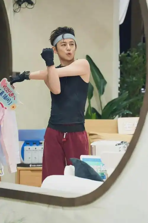 50岁何炅赢麻了大秀手臂线条肚子平坦无赘肉仿佛吃了防腐剂