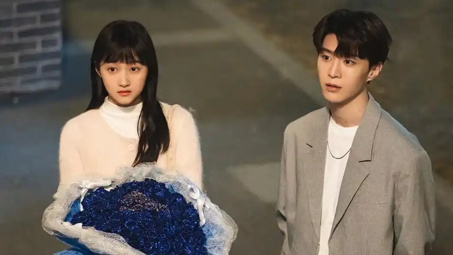 鹿晗别看!范丞丞关晓彤床咚吻太欲,从嘴唇到脖子暧昧氛围拉满