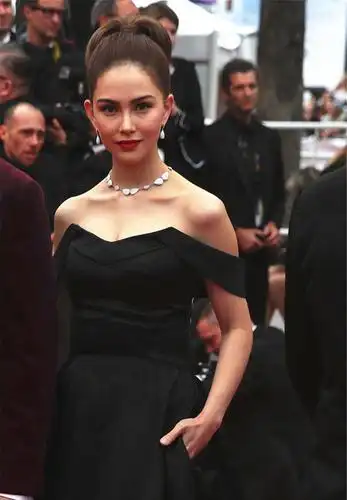 昆凌现身戛纳红毯穿抹胸长裙秀事业线性感撩人未修图更惊艳