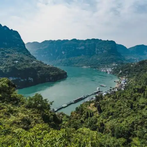 绿山湖泊风景头像山林之间隐藏着清澈的湖泊