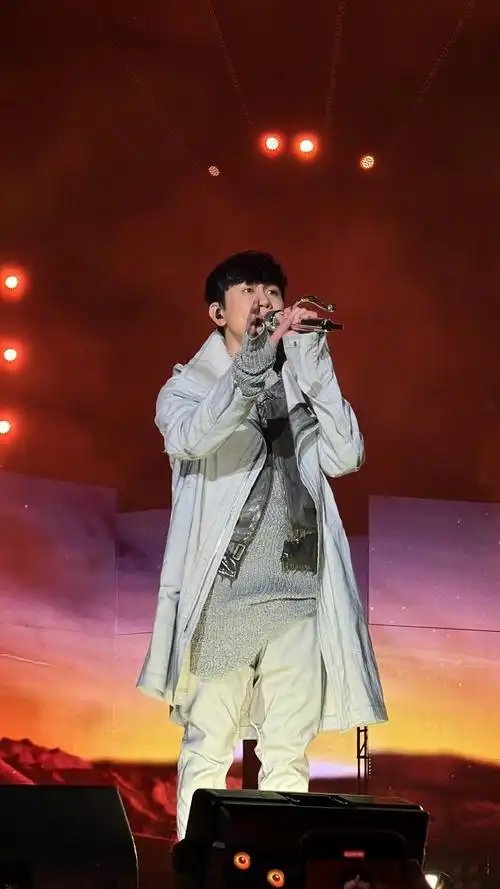 jj20成都站 day1 全是帅图  cr  刘海翻circle6 侵删  #林俊杰演唱会