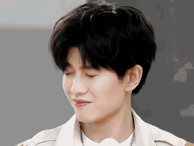 都得剃发际线的国超哥哥完全不用担心发量问题,任嘉伦说天生的没办法