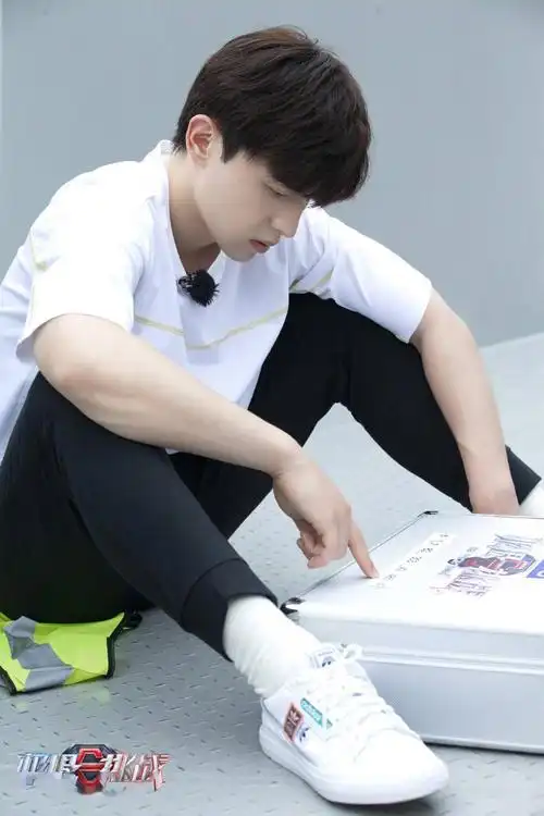 邓伦《极限挑战》剧照出炉 今晚看邓伦高能解密全速出击!