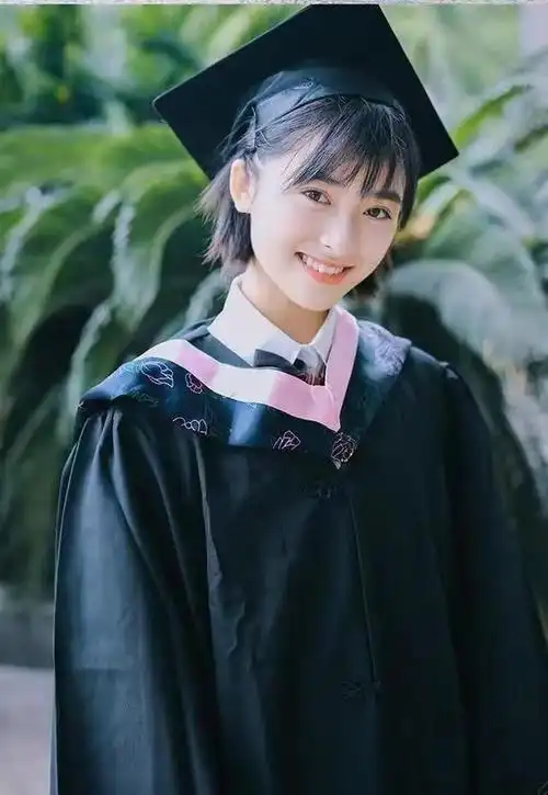 女明星毕业学士服,吴倩俏皮,沈月可爱,看到神仙姐姐,太仙了!