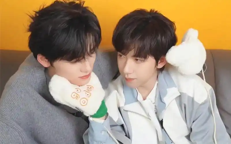 【轩霖轩】贺峻霖呢就这么撞进宋亚轩的眼睛里.