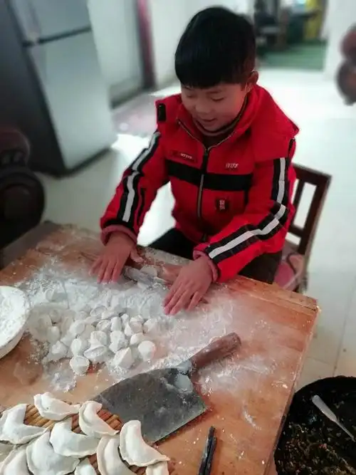"从小学会包饺子"