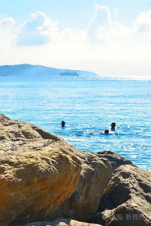 在尼斯蔚蓝的大海里游泳