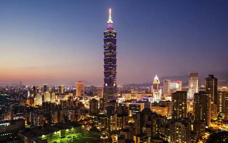 黄昏中的台北101大厦