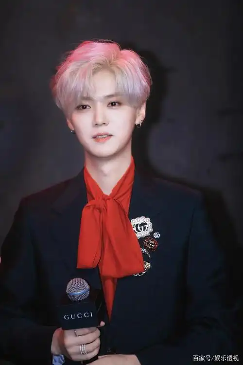 鹿晗久违露面银发特帅,身材却更加单薄,与惠英红邻座有特殊渊源