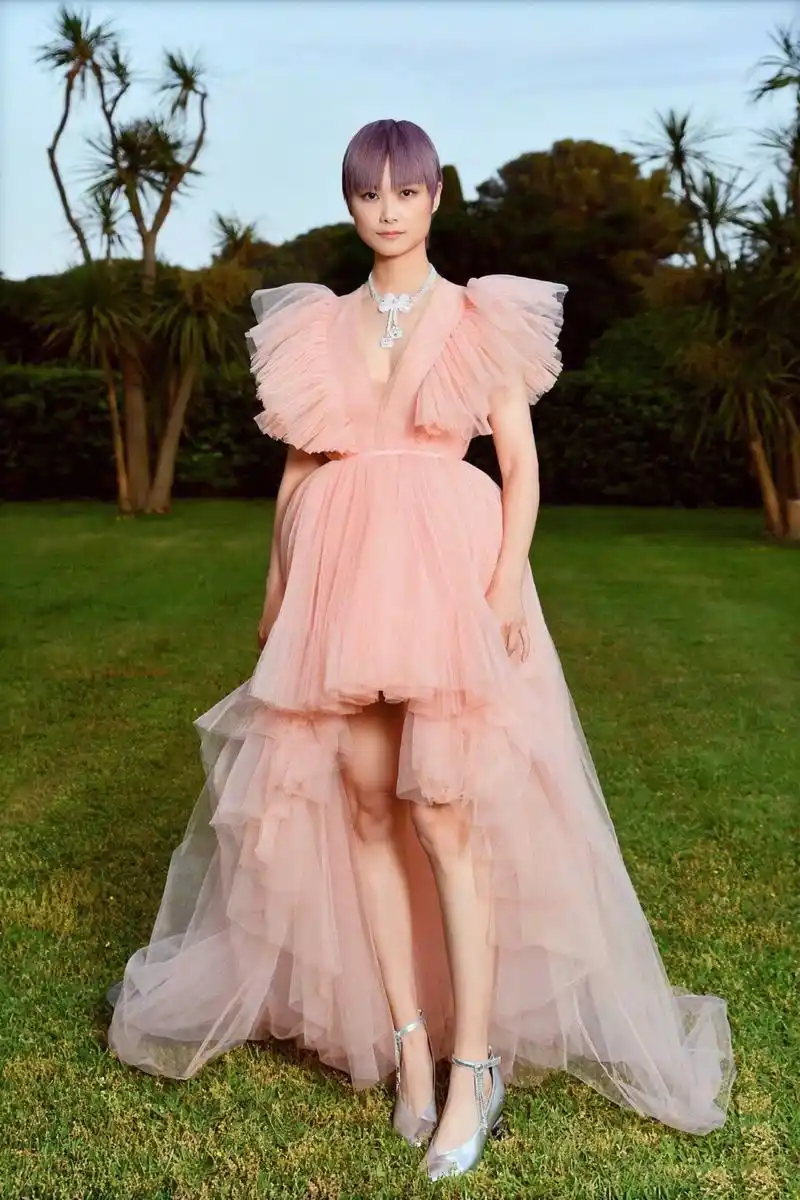 李宇春改变风格,穿上粉裙扮嫩,还别说,确实够撩人,脚上搭配这身亮银色