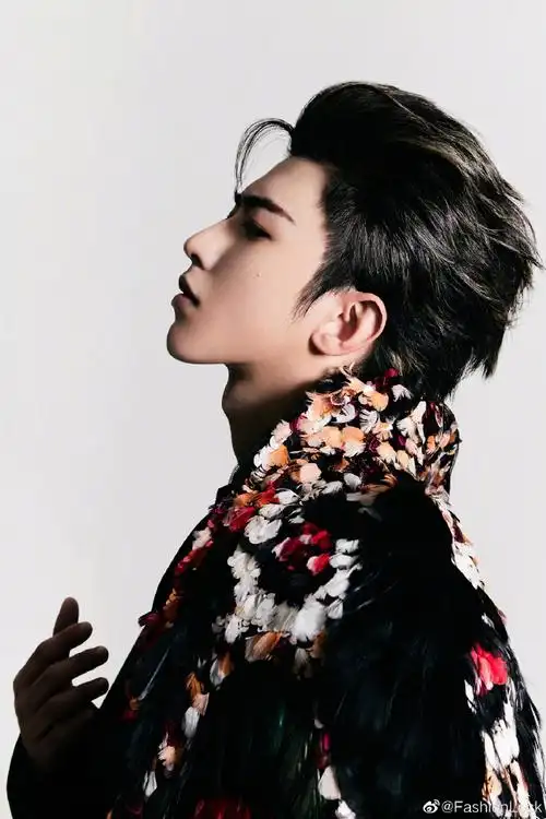 蔡徐坤高定斗篷全球首穿