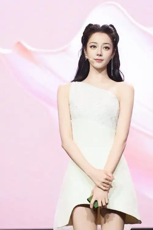 迪丽热巴今年第13套高定