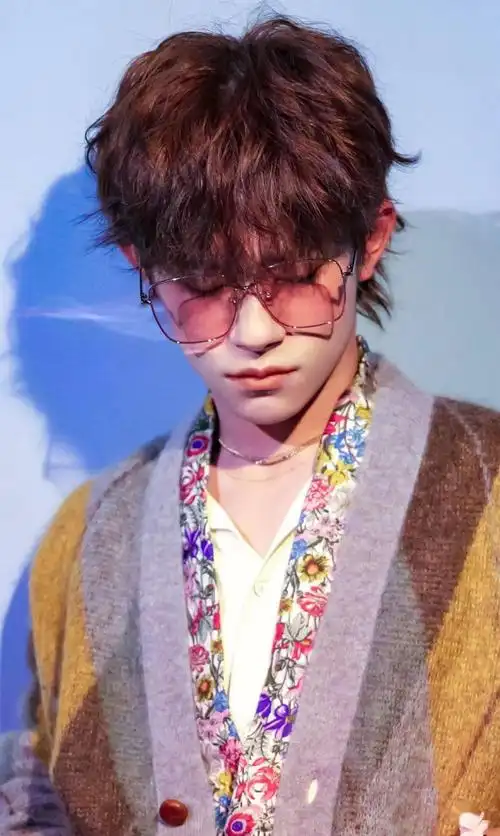 眼镜立麦杀易烊千玺新歌粉雾海舞台首秀太让人心动