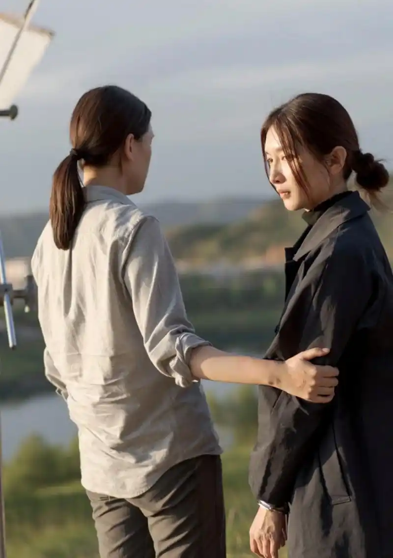 江疏影新片素颜出镜,带着手铐满眼绝望,面色苍白,入戏很深,破碎感很强