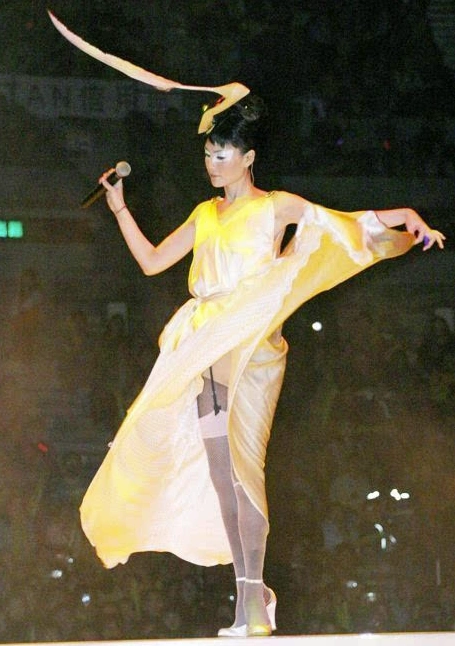 王菲演唱会经典造型网友直呼超前又惊艳