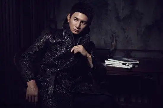 吴奇隆飞机头亮相红毯称对感情认真负责