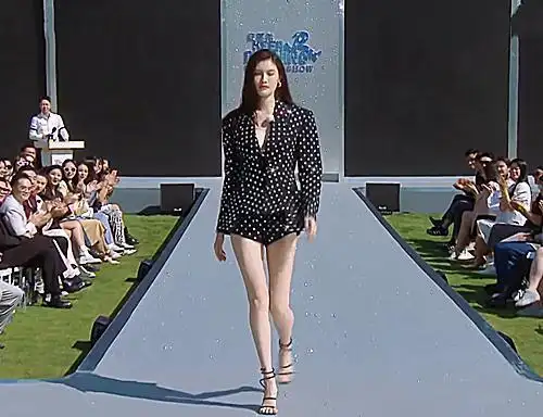 当她穿短裤走秀那一刻,瞬间惊艳全场|大长腿|娱乐圈_网易订阅