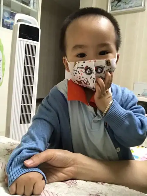戴口罩的小男生