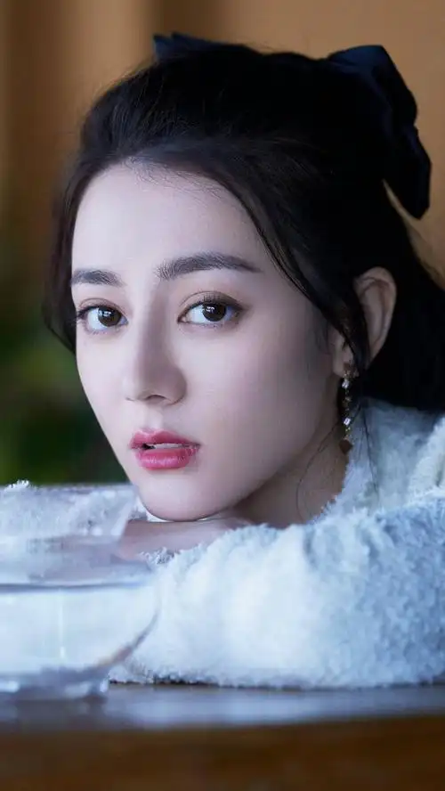 演员迪丽热巴,五官精致,来看身材气质超好的美女吧