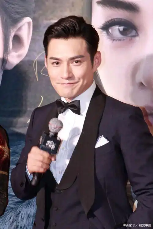 网友在北京天坛偶遇到了严屹宽夫妇带着孩子旅游的场景,并发布了照片