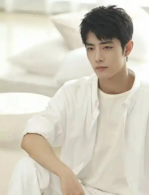 男星肖战时尚写真:剑眉朗目,清新俊逸