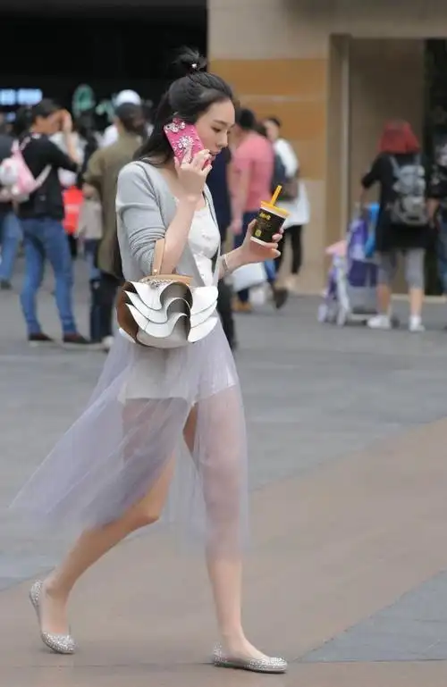 街拍透明薄纱裙的美女不但显得性感迷人让路人大饱眼福