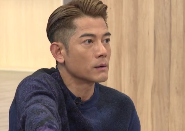 《创造营》郭富城坐地板与学员谈心,素颜出镜眼袋明显,天王老了