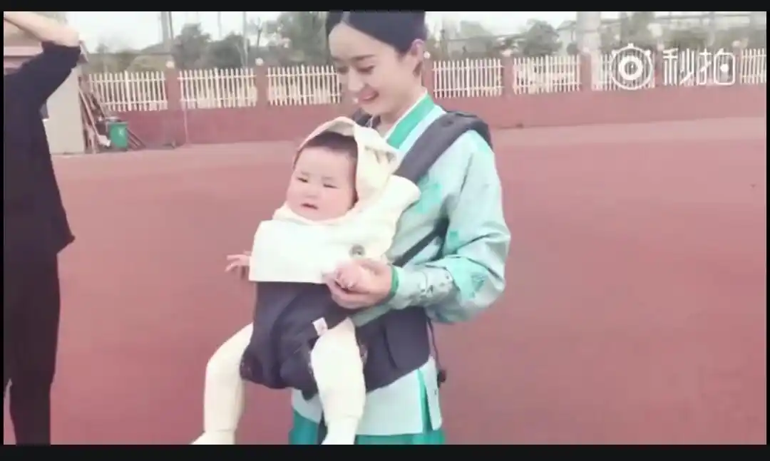 赵丽颖抱孩子逛操场,看到了颖宝为人母后的样子,网友表示:心疼