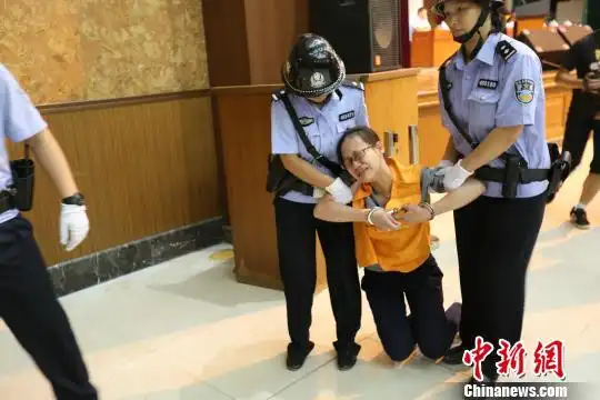 一名女性罪犯听完宣判后几近瘫软. 费文彬 摄